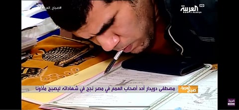 شاهد.. مأذون من ذوي الهمم يوثق عقود الزواج بفمه!