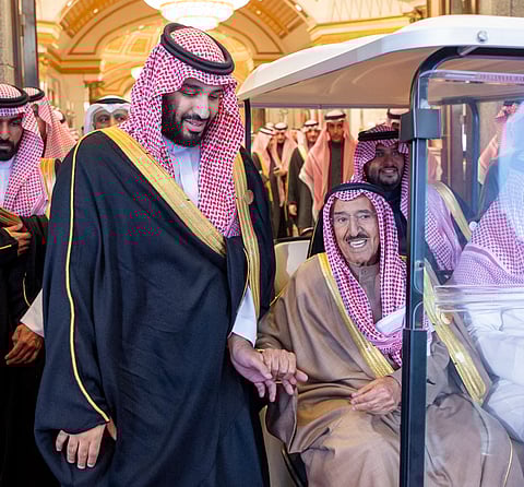 شاهد.. صورة أبوية بين ولي العهد وأمير الكويت تثير الإعجاب