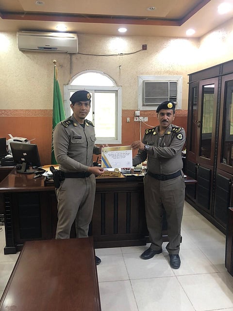 "أبو طويل" يُكَرّم عددًا من منسوبي الأمن بـ"الداير"