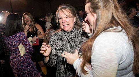 شركة تفاجئ منسوبيها بمكافأة 10 ملايين دولار.. 50 ألفاً في ظرف لكل موظف