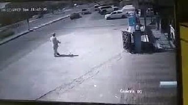 شاهد.. مصرع مواطن إثر مداهمة إطار مركبة لمغسلة سيارات بمكة