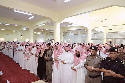 "الفلقي" يتقدم المصلين على جثمان شهيد الواجب "آل مكثر" وينقل تعازي القيادة لذويه