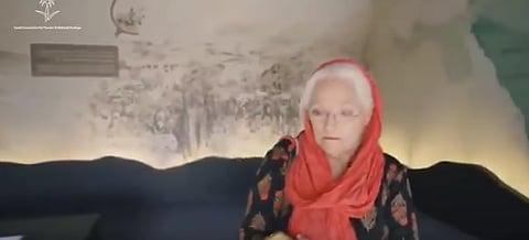 شاهد بالفيديو.. كندية تكشف حياة السعوديين وتغرد "أرضهم ليست صفراء فقط"