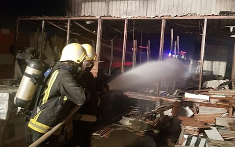 مصرع وافد في حريق سكن عمال بوسط محافظة الليث