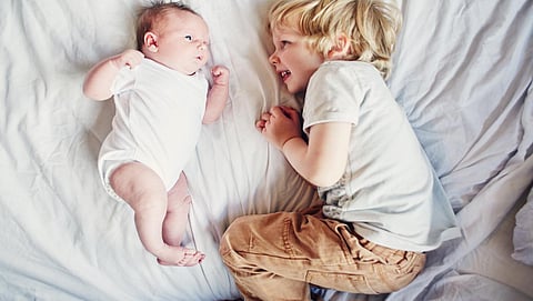 نصائح لتفادي القلق لدى الأطفال الأكبر سناً عند قدوم المولود الجديد