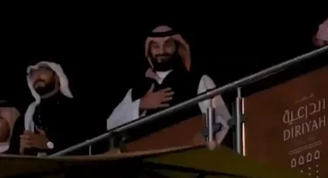 شاهد.. تحية متبادلة بين ولي العهد وبطل العالم للملاكمة