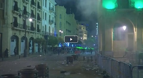 قوات الأمن تطلق قنابل غازية وخراطيم مياه لتفريق المتظاهرين في بيروت