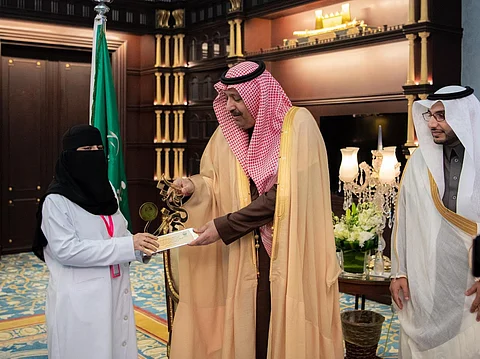 أمير الباحة يكرِّم فتاة سعودية أنقذت مصابًا في حادث سير خارج الدوام الرسمي