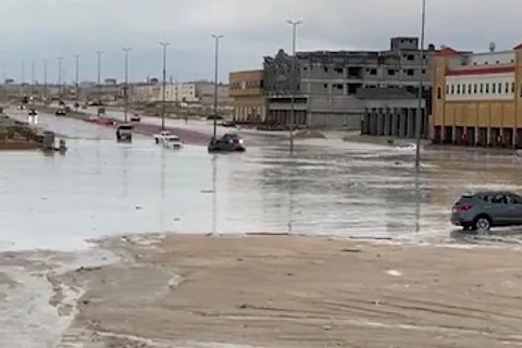 مطر الـ3 ساعات يُغرق الدمام.. و"أمينها" يصرح: تصميم شبكات عالية هدر للمال!