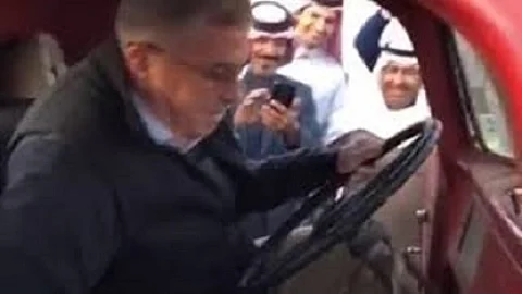 فيديو.. السفير الأمريكي أُعجب بسيارة عمرها 78 عامًا في تبوك