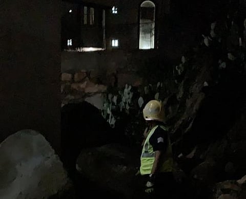 بفعل الأمطار.. تساقط صخور يتسبب في هدم جزئي لمنزل بـ"بركوك عسير"