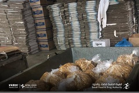 شوائب وحشرات وغيرها .. ضبط 318 طن أغذية منتهية الصلاحية بجدة