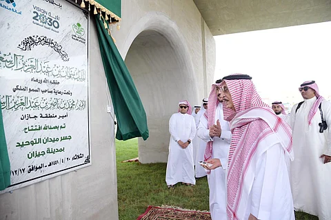 أمير جازان يفتتح جسر التوحيد موجهاً بإنهاء كل المشاريع المتعثرة