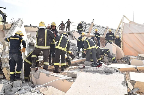 وفاة مقيم سوداني .. وإصابة 3 أشخاص في حادثة انهيار سور جامعة المعرفة