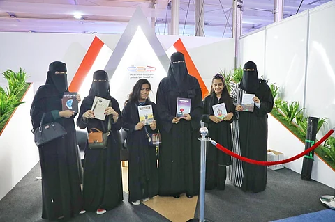 بادرة نوعية .. معلمة تدفع بـ "6" من طالباتها إلى منصة التوقيع بـ "كتاب جدة"