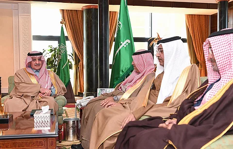 أمير تبوك يستقبل رئيس وأعضاء لجنة شؤون الأسرة بالمنطقة