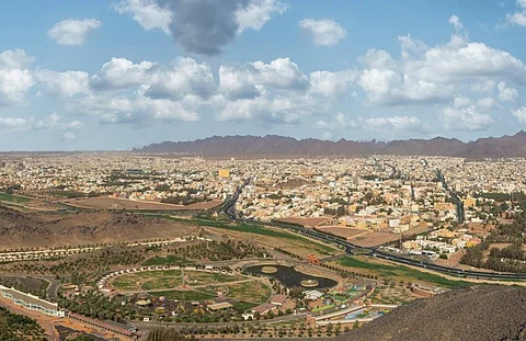 حائل.. بلاغ اشتباه ينتهي بالعثور على مواطن مقتولاً داخل سيارة والسلاح بجواره