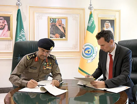 "المدني" يوقع عقدًا مع شركة متخصصة لتأمين آليات متطورة للإطفاء والإنقاذ