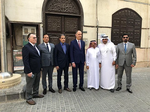 وزير السياحة العراقي يزور جدة التاريخية ويتجول في أزقتها