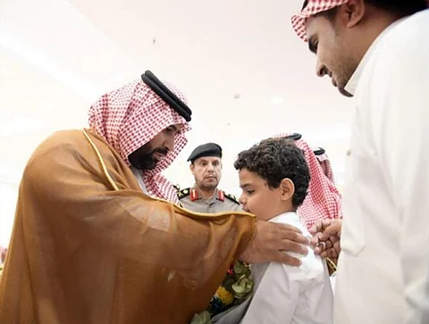 نائب أمير جازان يوجّه بعلاج "باسل" على نفقته.. هذا ما قاله للطفل!