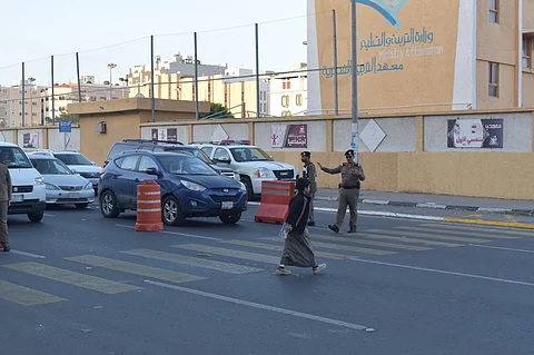 مراقبة وضبط.. عدسة "سبق" ترصد جهود "مرور الطائف" لتسهيل حركة الطلاب