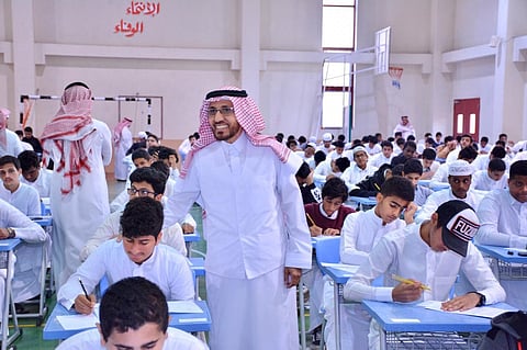 "مدير تعليم جدة" يقف على سير اختبارات اليوم الأول لأكثر من 550 ألف طالب