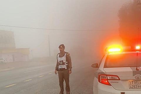 شاهد.. الضباب يغطي المندق و"مرور الباحة" يدعو لأخذ الحيطة والحذر