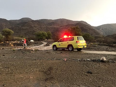 مدني الباحة يدعو لأخذ الحيطة والحذر نتيجة هطول الأمطار