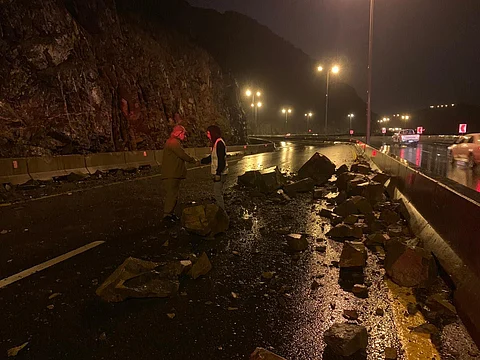 نجاة مركبة تُقل عائلة من تساقط الصخور في طريق الكُر بـ"هدا الطائف"