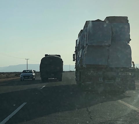 تخشى الرصد فيحل الخطر .. شاهد ما فعله قائد هذه الشاحنة بـ "حضن - تربة"