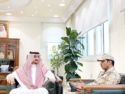 قائد مجموعة الدفاع الجوي الرابعة بالمنطقة الجنوبية يُهدي أمين جازان درعًا تذكاريًّا
