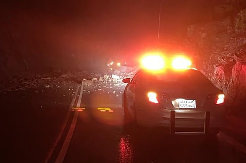 تساقط الصخور يغلق "عقبة قلوة" احترازياً