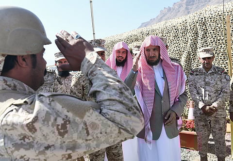 بالفيديو والصور من الحد الجنوبي .."الشثري" يشارك أبطال "الحرس" إطلاق القذائف