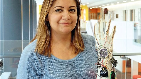 سعودية تخترع قفازًا ذكيًّا يترجم لغة الإشارة