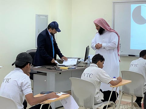 "مدير التدريب التقني" بجازان يطّلع على سير الاختبارات بصامطة