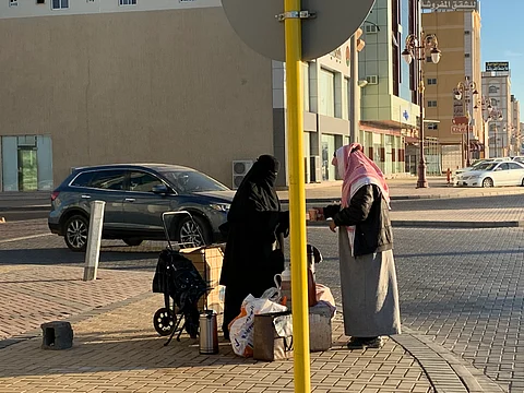 تجاوزت الخمسين وموعدها باكر طلبًا للرزق.. هذه قصة "أم عبدالرحمن" بائعة الشاي