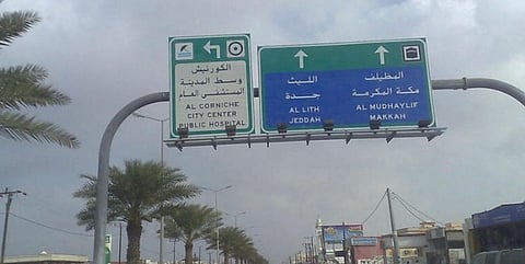 نجاة مقيم من الدهس في شارعٍ مُظلم تُجدد مطالب أهالي المظيلف بطرق آمنة للمشي