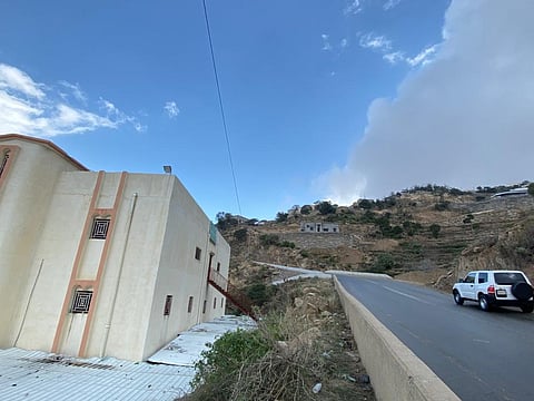 بعد سقوط البقرة بمدرسة جبال الحشر.. الأهالي: ماذا لو كانت سيارة؟