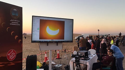 لحظة بلحظة.. 28 صورة توثّق الكسوف الحلقي وانجذاب المتابعين بالإمارات