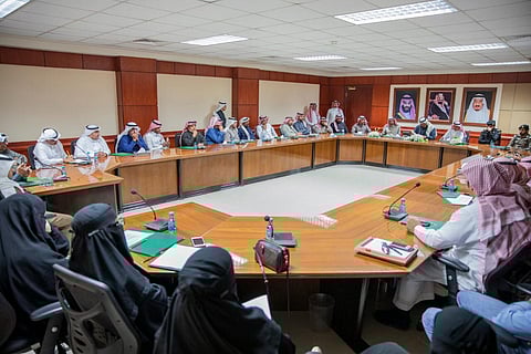محافظ عنيزة يرأس اجتماع التعريف ببرامج مهرجان الغضا للثقافة والفنون