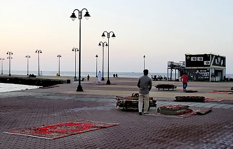 بلدية القنفذة توجّه بمنع العمالة من حجز أماكن جلوس الأهالي بالواجهة البحرية