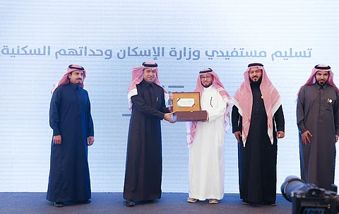"الحقيل" يسلّم عدداً من الأسر وحداتهم السكنية في مشروع "شمس الديار" بالرياض