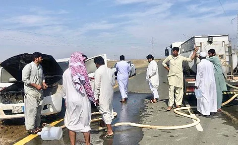 "باكستاني" يبادر بإخماد حريق مركبة قبل وصول الإطفاء شرق القنفذة