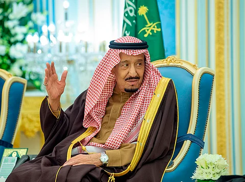 خادم الحرمين يستقبل الأمراء والمفتي والعلماء وجمعاً من المواطنين