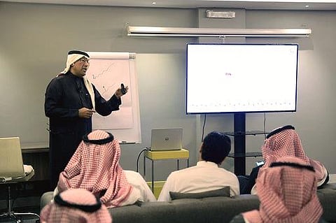 أستاذ إعلام سياسي: ممارسو العلاقات العامة فنانون يصنعون هوية المؤسسة ويدافعون عنها