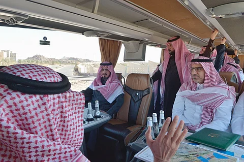 "بدر بن سلطان" يقف ميدانياً على سير العمل بطريق مطار الطائف الجديد