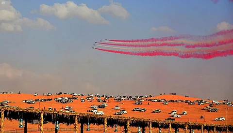 الصقور السعودية في سماء غضا عنيزة تصنع الإثارة وترسم الجمال