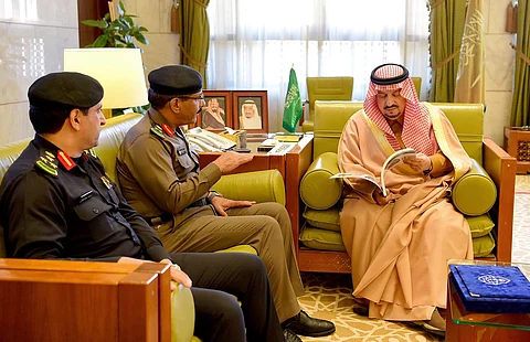 أمير منطقة الرياض يتسلم تقرير الدوريات الأمنية بالمنطقة