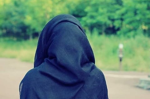في ولاية أوريغون .. "أمريكية" تعتدي بشكل وحشي على طالبة سعودية وتنزع حجابها وتحاول خنقها به
