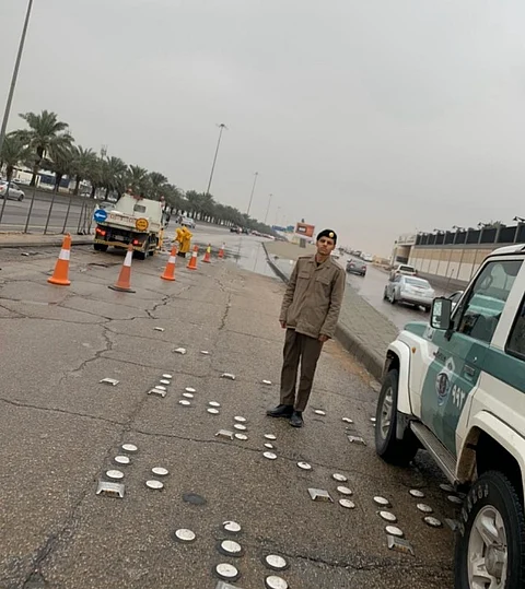 "مرور الرياض" تنبّه: تجمُّع لمياه الأمطار على "الدائري الجنوبي" وجارٍ التعامل